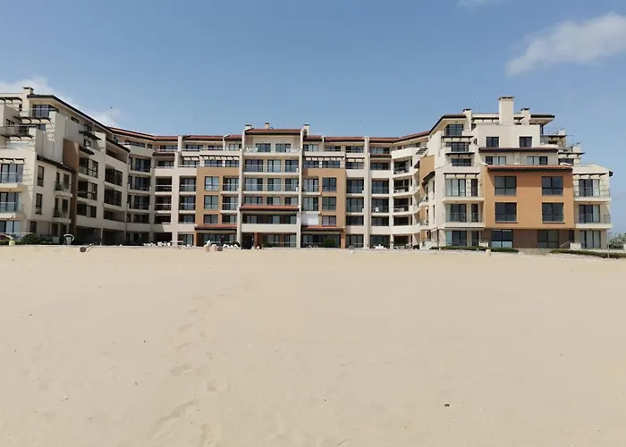 б306 в бийч на първа линия с перфектен изглед към плажа! דירה אובזור