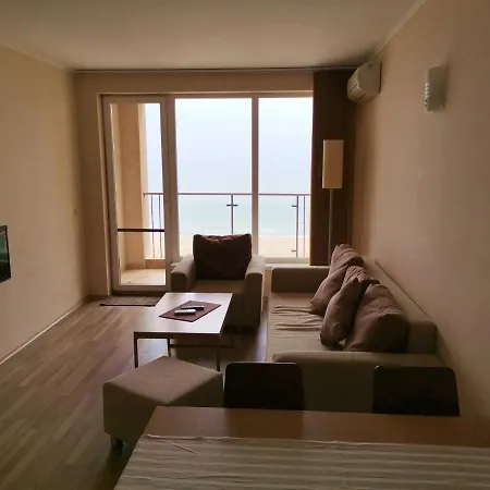 б306 в бийч на първа линия с перфектен изглед към плажа! *