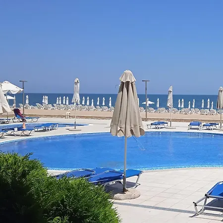 б306 в бийч на първа линия с перфектен изглед към плажа! Апартамент