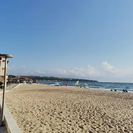 б306 в бийч на първа линия с перфектен изглед към плажа! Обзор